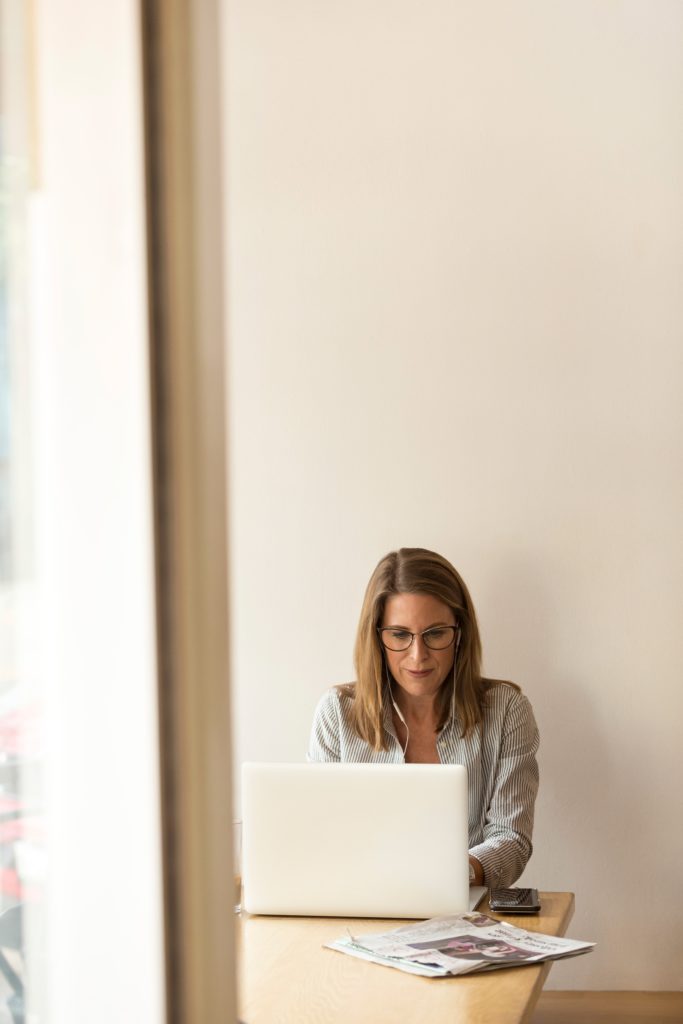 Frau am Laptop